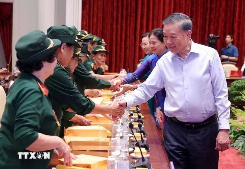 Tổng Bí thư, Chủ tịch nước Tô Lâm gặp mặt Đại đội nữ lái xe Trường Sơn