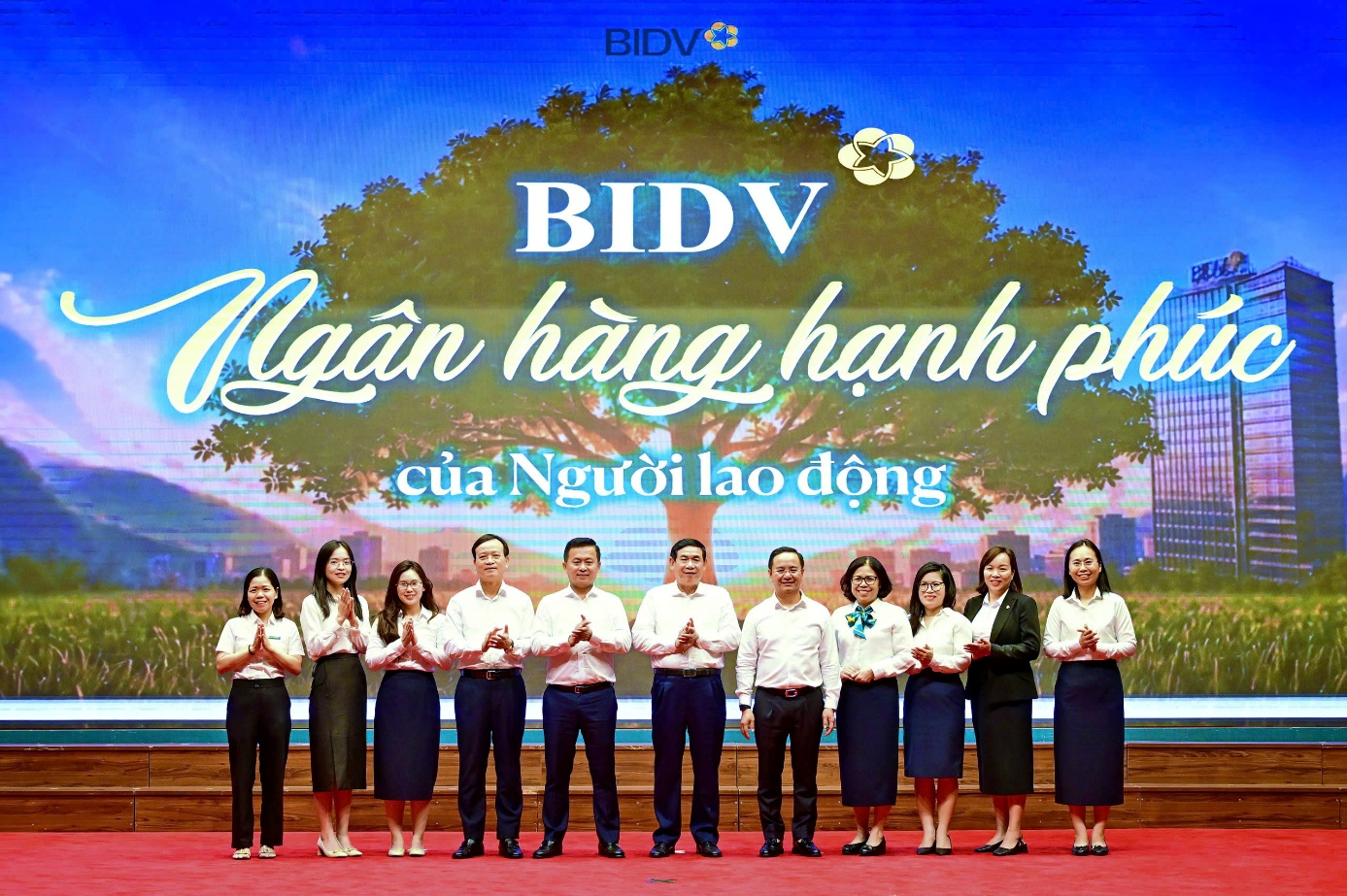 Nghĩa tình - giá trị văn hóa tạo sức mạnh nội sinh của BIDV trong hành trình phụng sự đất nước -Kỳ 3 - Từ mái nhà đại đoàn kết đến những cánh rừng cho mai sau