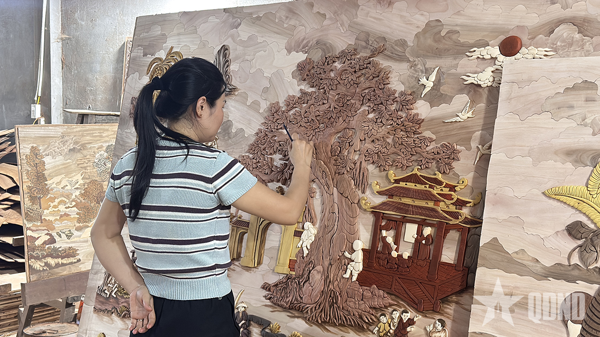 Nối nghề tranh ghép gỗ nơi làng Khúc Toại


