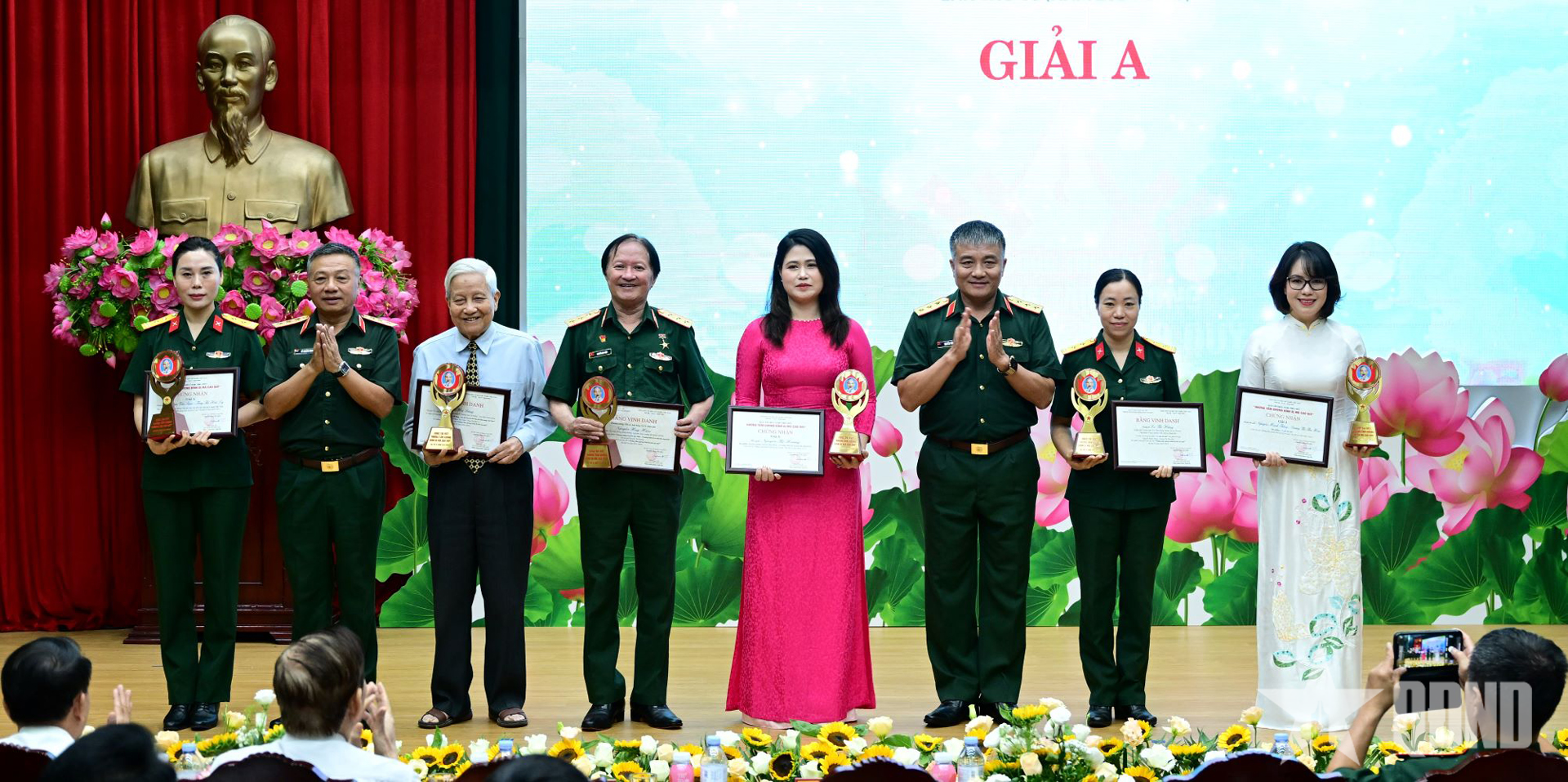 Bức tranh tươi đẹp về cuộc sống
