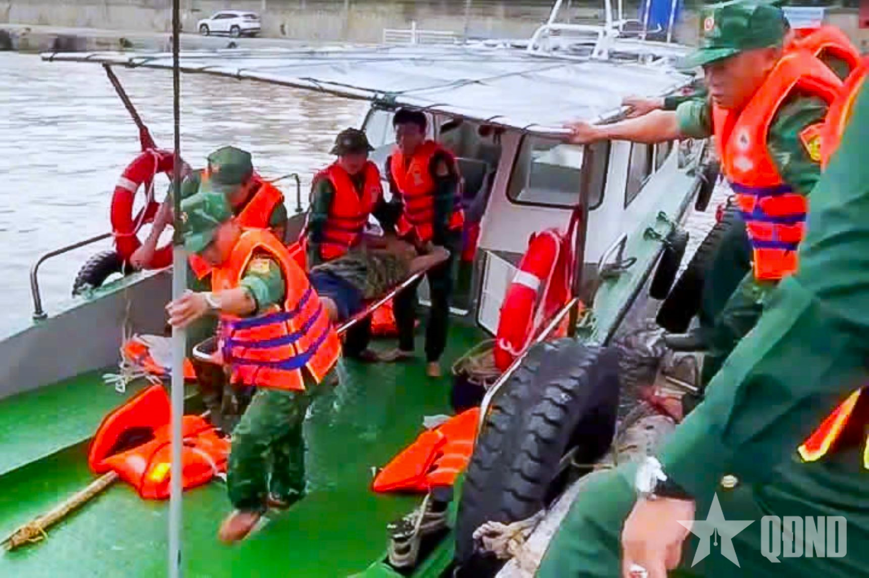 Bộ đội Biên phòng thành phố Hải Phòng cứu nạn thành công 4 thuyền viên trên vùng biển Đồ Sơn