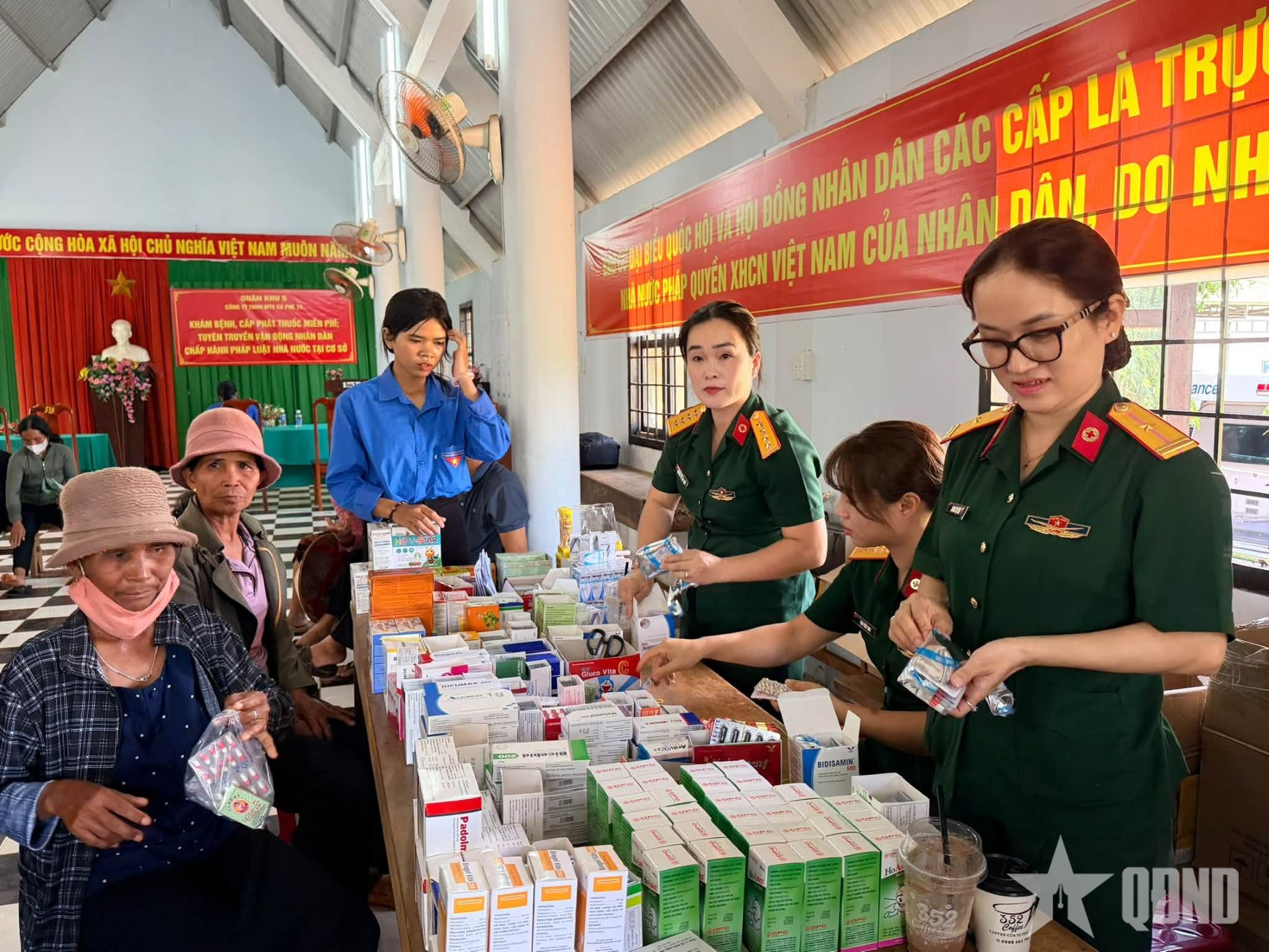 Công ty Cà phê 15 (Quân khu 5) khám bệnh, cấp thuốc cho 300 lượt người dân xã Ea Tul