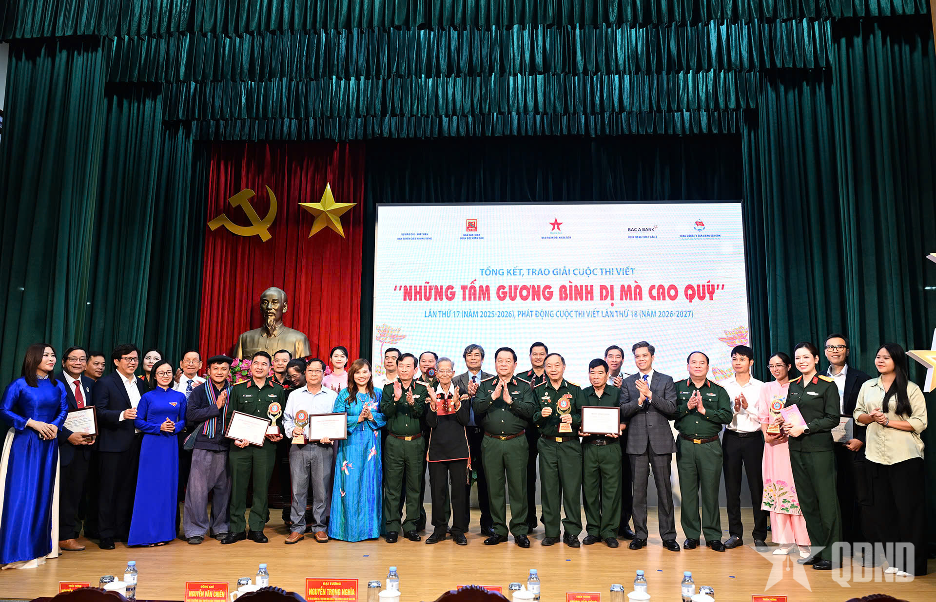 Tôn vinh và nhân rộng những tấm gương bình dị mà cao quý