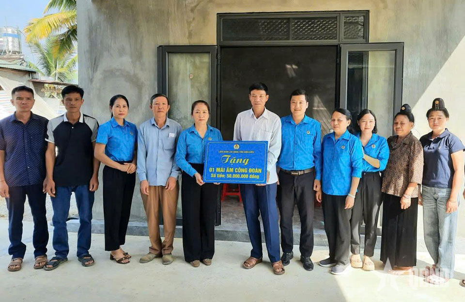 Điện Biên: Trao hỗ trợ “Mái ấm Công đoàn” tặng đoàn viên có hoàn cảnh khó khăn