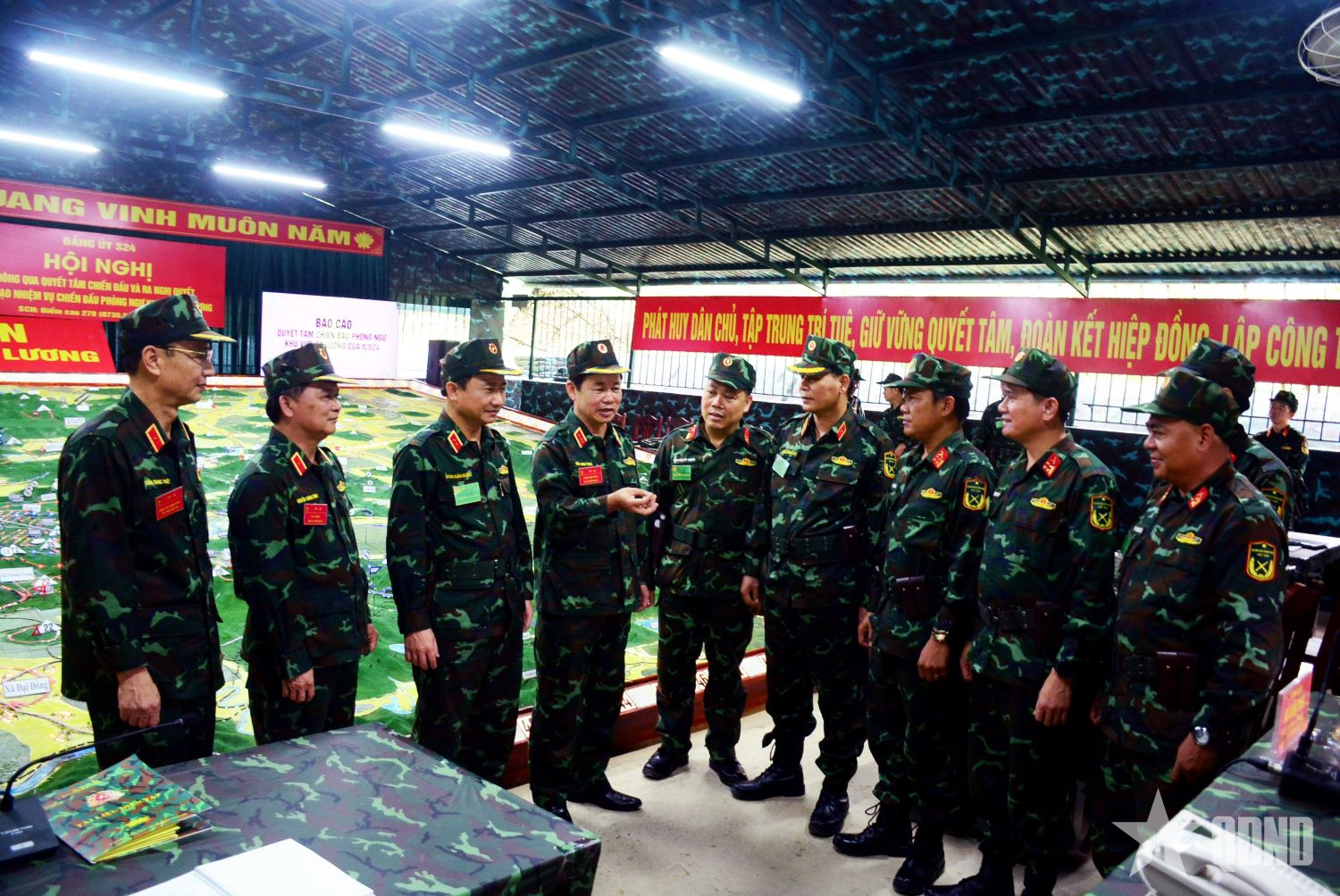Thượng tướng Đỗ Xuân Tụng dự, chỉ đạo diễn tập của Sư đoàn 324, Quân khu 4