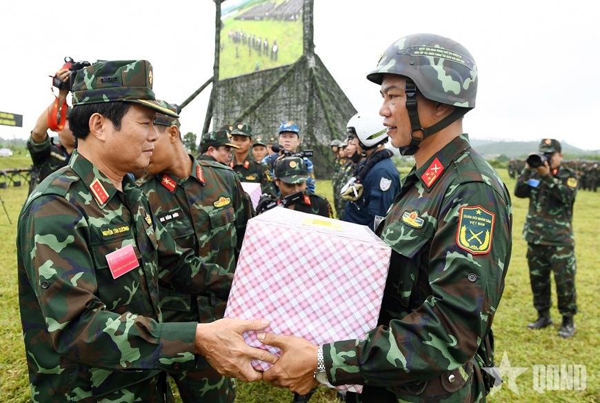Đại tướng Nguyễn Tân Cương dự, chỉ đạo diễn tập thực binh bắn đạn thật tại Quân khu 4