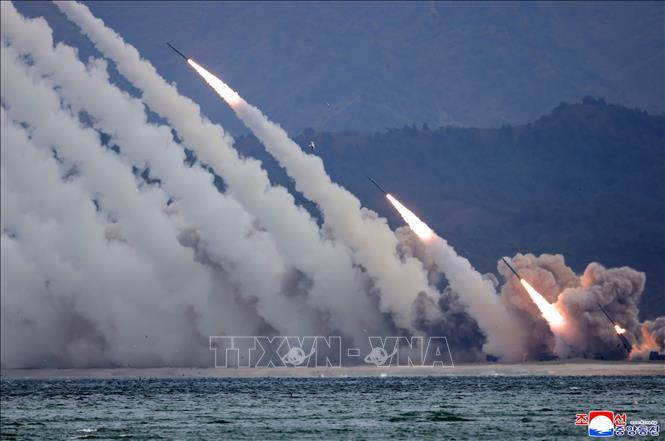Triều Tiên trình diễn tên lửa, bệ phóng rocket và UAV mới