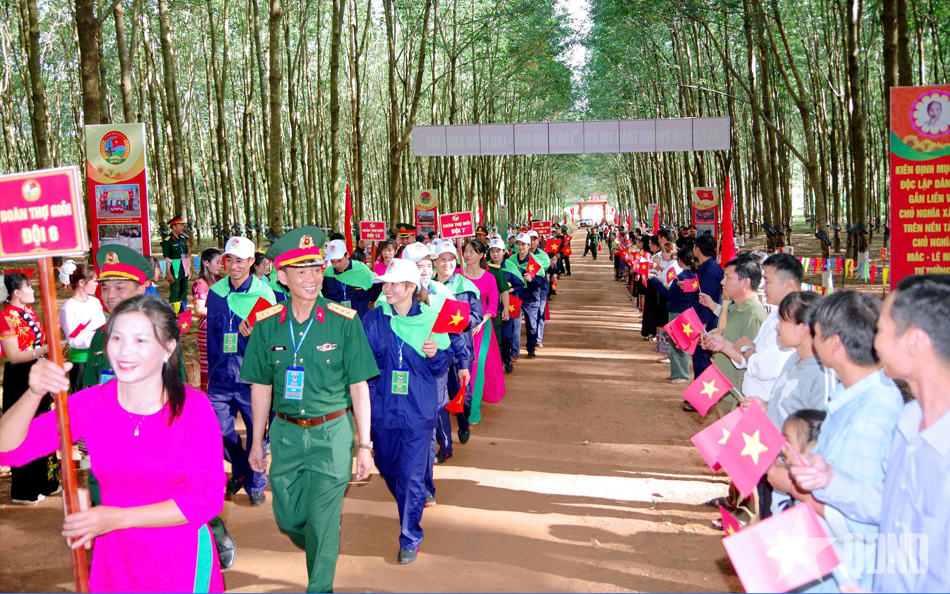 Đoàn Kinh tế - Quốc phòng 716 (Binh đoàn 15) sôi nổi hội thi thợ giỏi khai thác mủ cao su