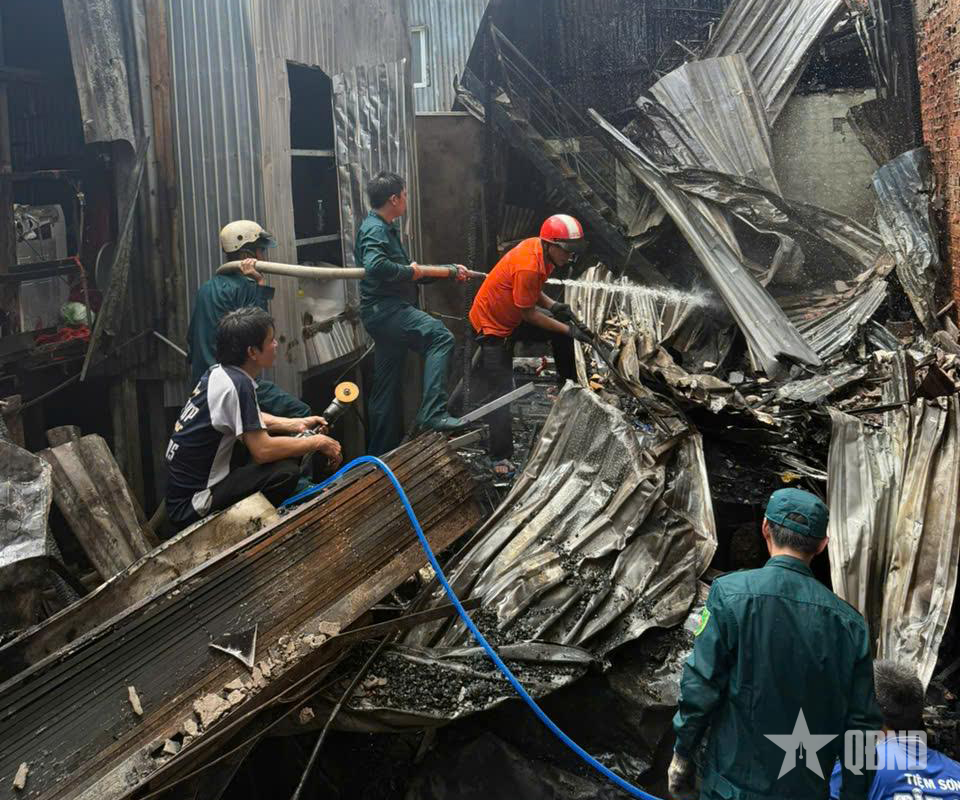An Giang: Hàng chục cán bộ, chiến sĩ dân quân tham gia chữa cháy