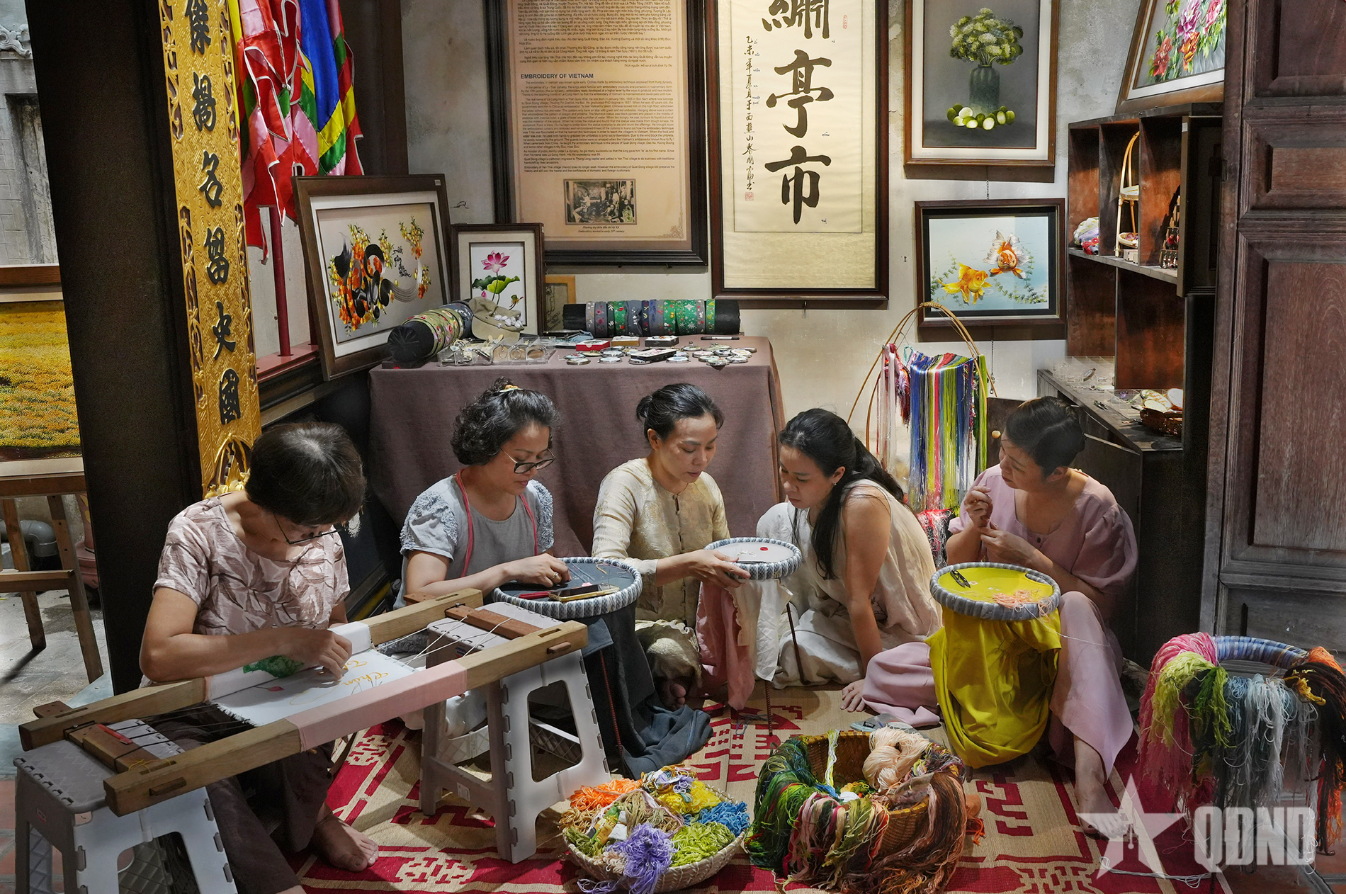 Học thêu trong đình cổ Tú Thị

