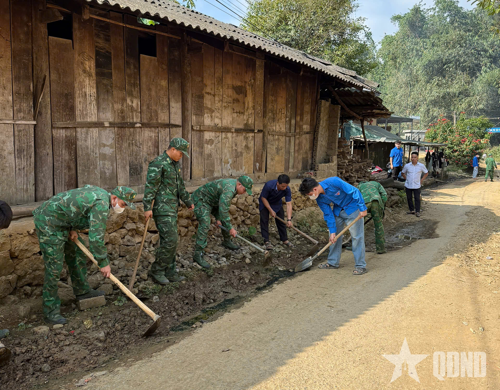 Bộ đội Biên phòng chung sức giữ gìn vệ sinh môi trường vùng biên giới