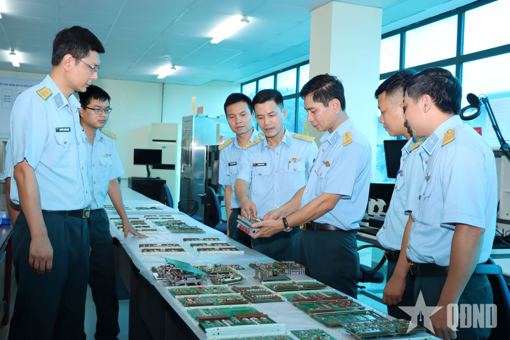Chủ động nghiên cứu để làm chủ trang bị, khí tài