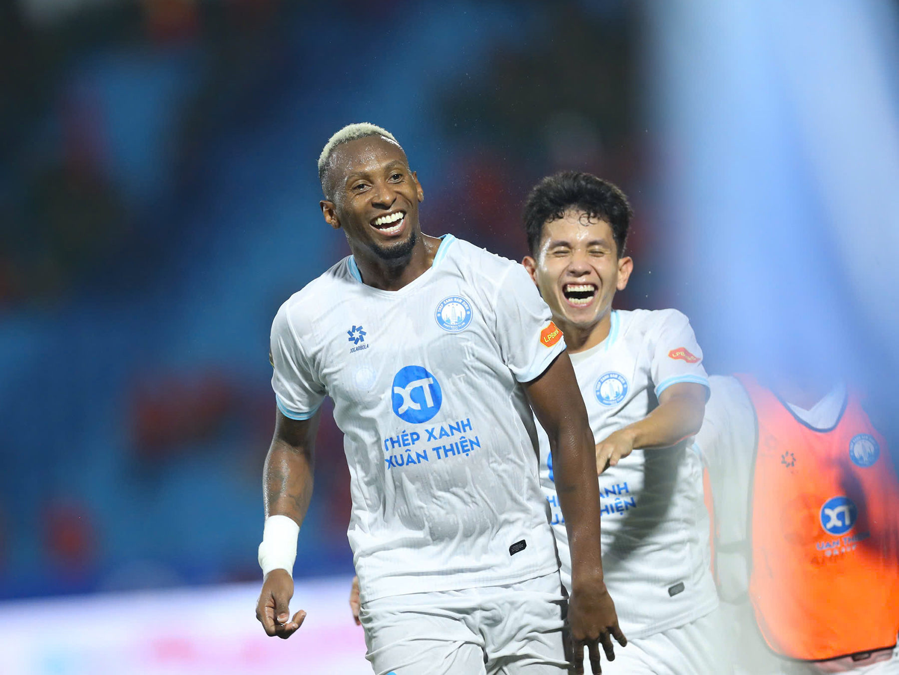 Thép Xanh Nam Định tạm chiếm ngôi đầu V-League 2026-2027

