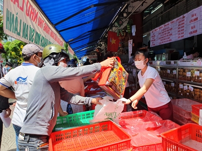 Trăng rằm vẫn sáng