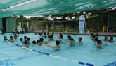Dạy bơi cho học sinh