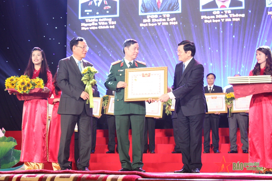 Hai lần nhận quân hàm tại trận địa