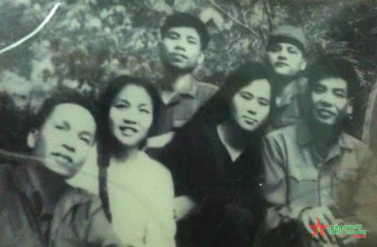 Tiếng hát át tiếng bom