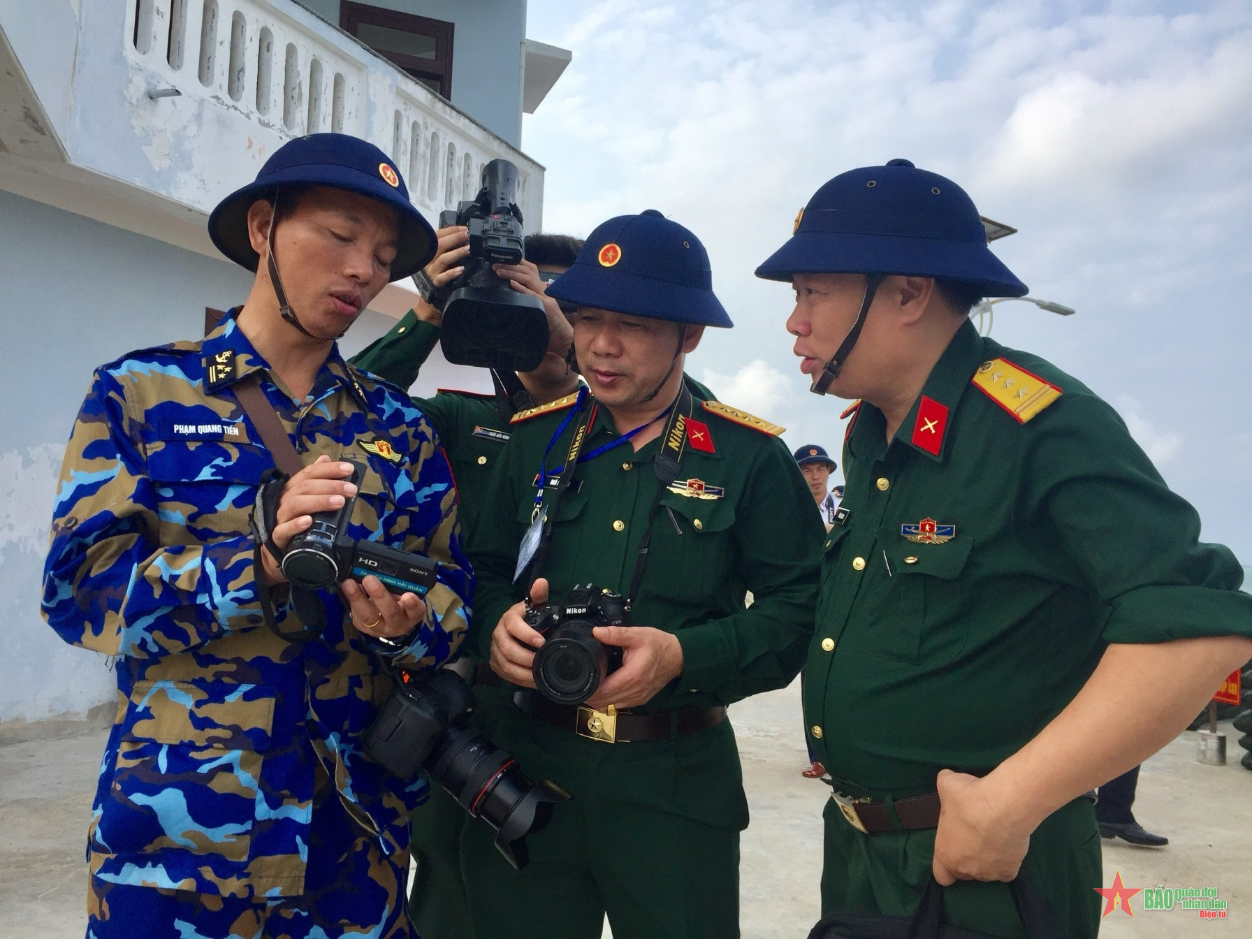 Những bài báo đầu tiên