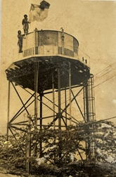 Bức ảnh cắm cờ tại Trại Davis