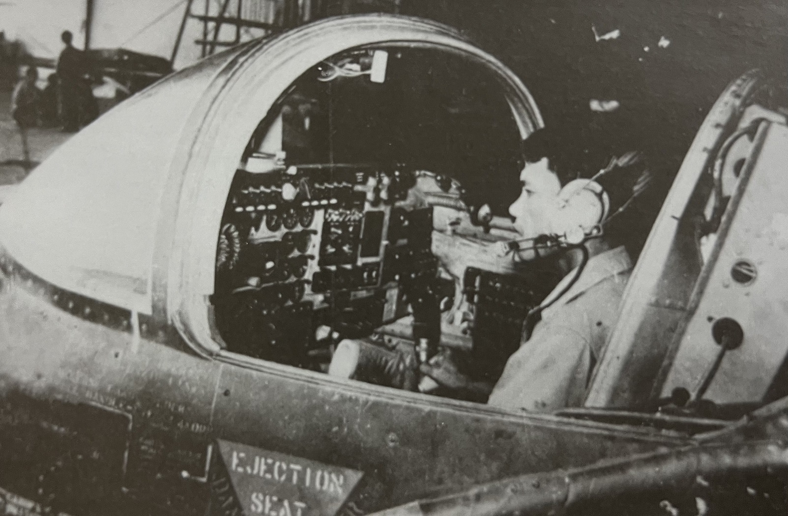 Sửa chữa máy bay địch đưa vào làm nhiệm vụ