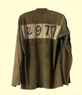 Chiếc áo của người ba lần bị tù đày