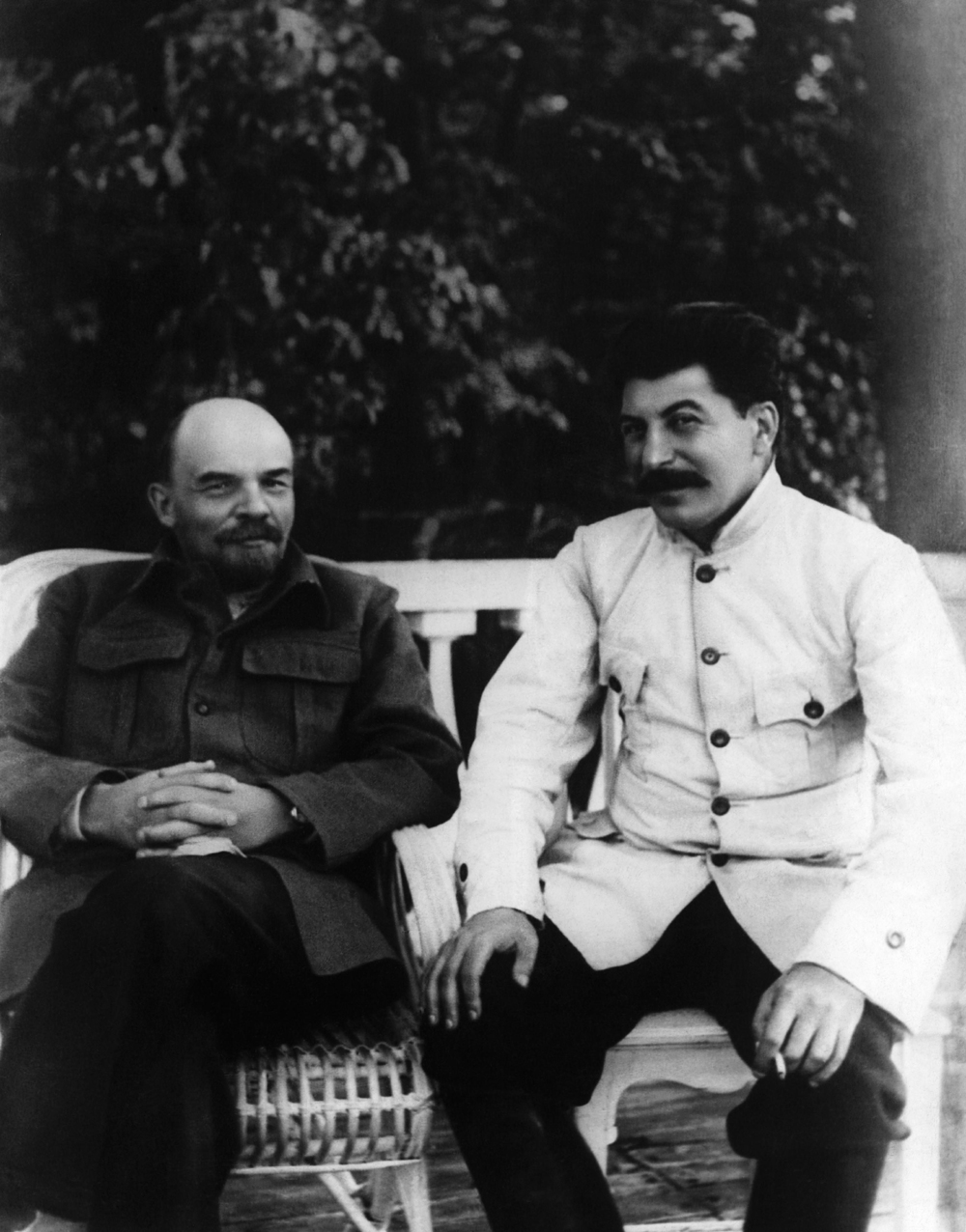 Stalin đã xây dựng và bảo vệ Liên Xô như thế nào?