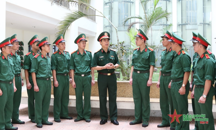 Chữ “trung” của chính ủy