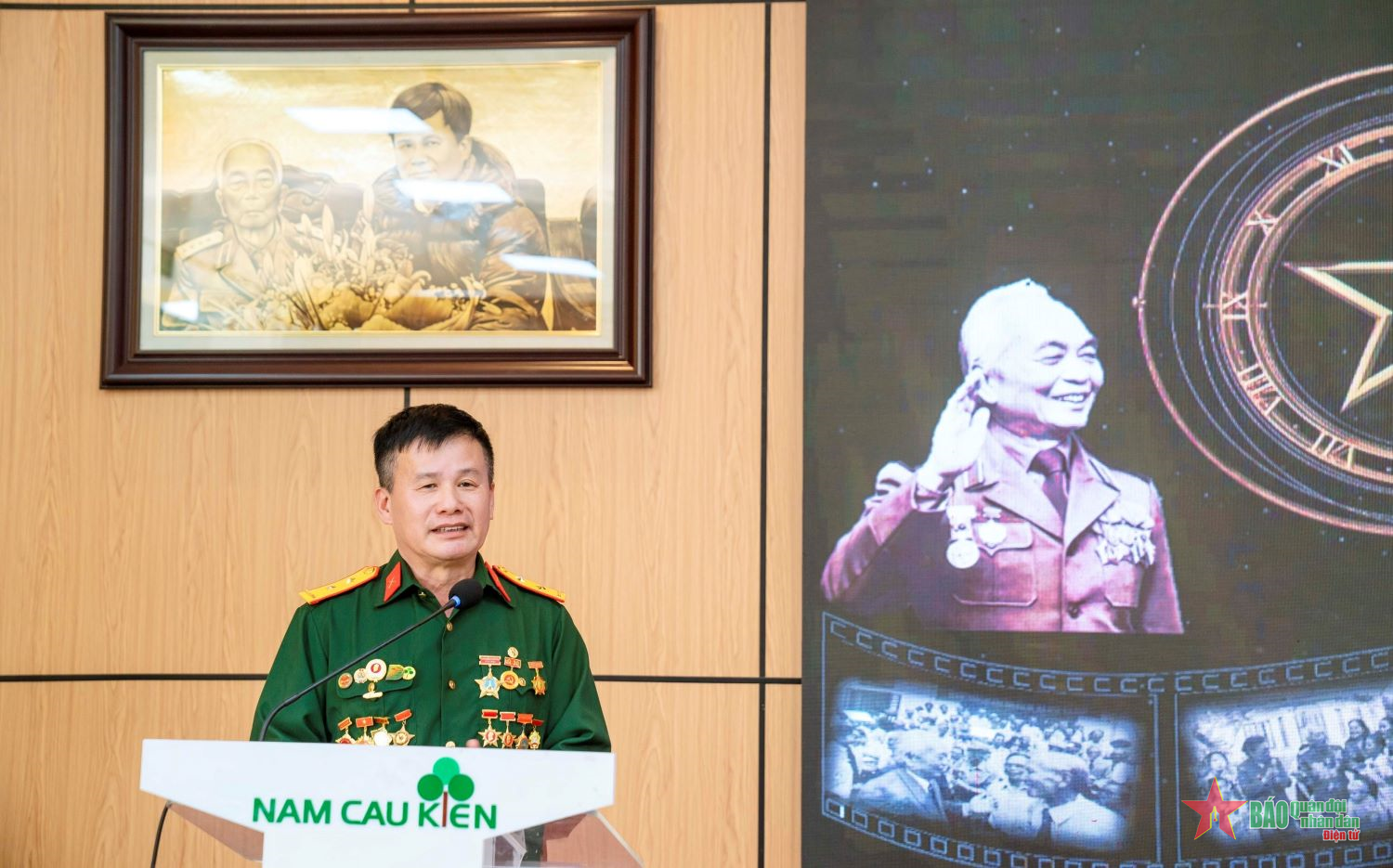 Tiên phong làm việc khó

