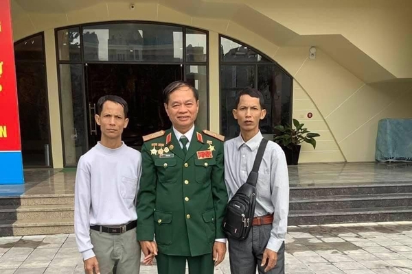 Cứu và nuôi hai trẻ em Lào của Bộ đội Trường Sơn