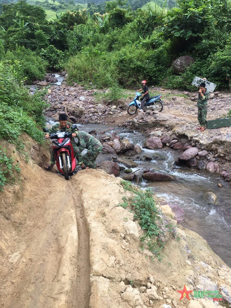 Những bước chân công binh bám đá

