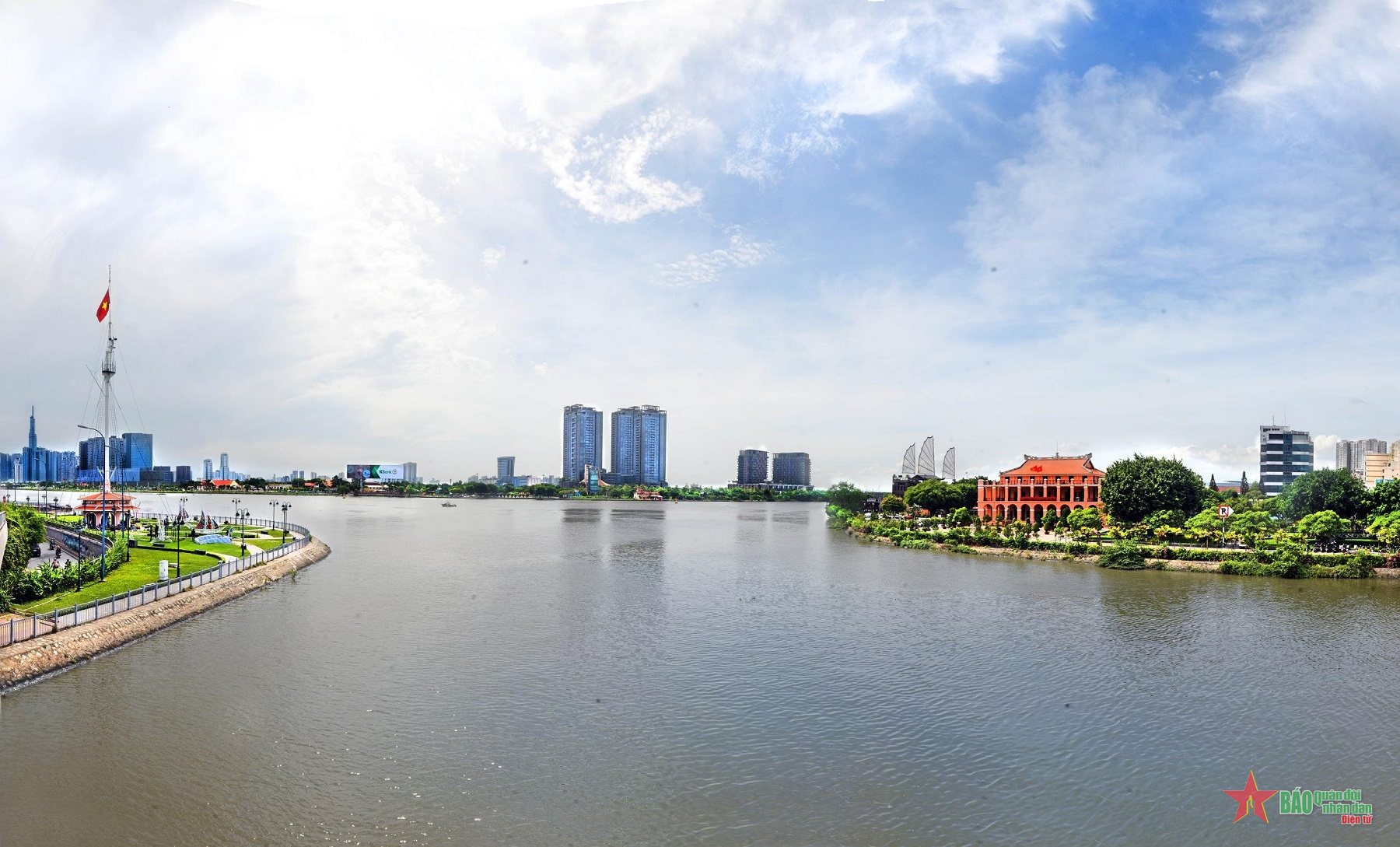 Bên sắc sen hồng