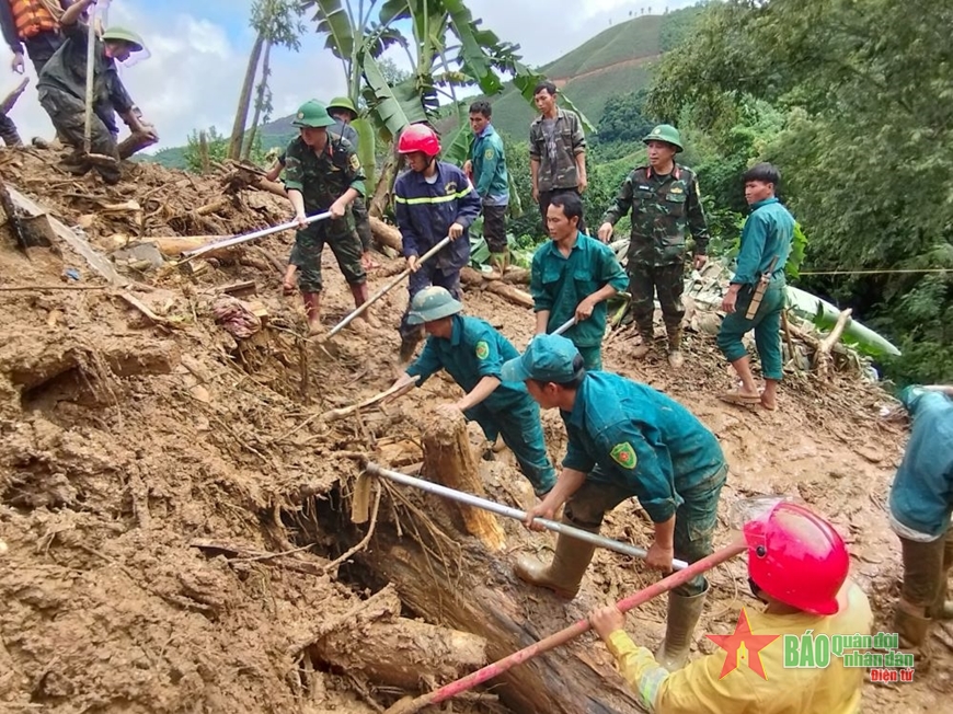 Dân quân tự vệ giúp dân