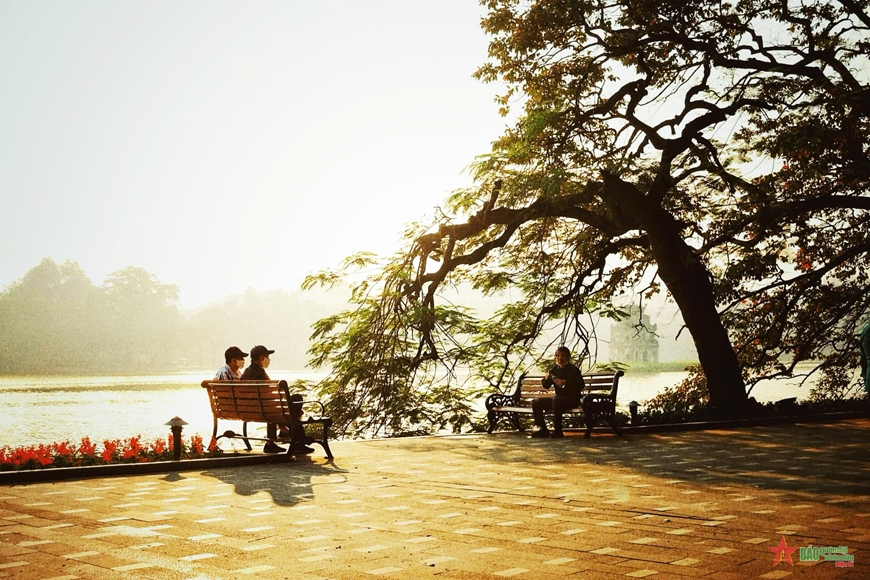 Hà Nội ơi, lót lá thu về...