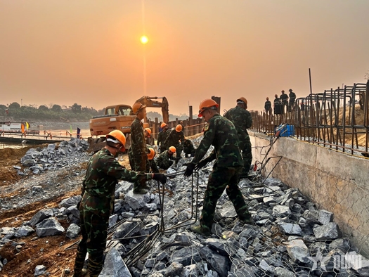 Tình quân dân ở bến Phong Châu

