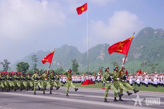 Giữa trời nắng lửa

