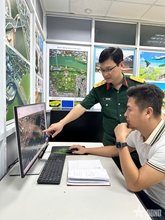 Người chỉ huy vẽ dáng hình đất nước

