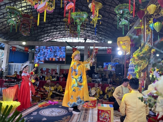 Nghi lễ hầu đồng ngày xuân