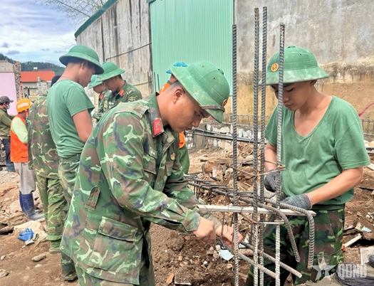 Nhà mới vùng lũ - cánh thiệp mừng xuân

