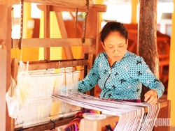 Trăm năm nghề dệt khăn rằn