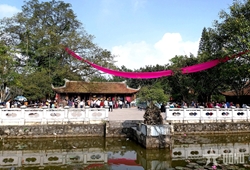 Dải lụa đào kết nối hồn dân tộc