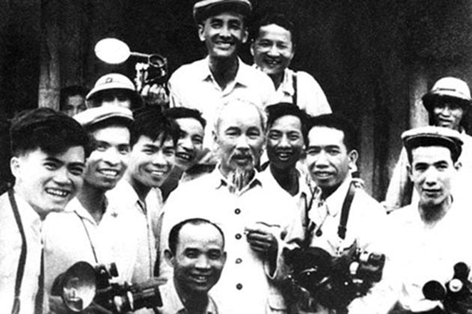 Nhà thơ cũng phải biết xung phong