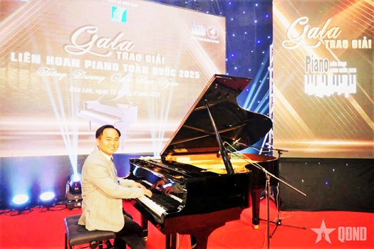 Thầy giáo “thắp lửa” tiếng đàn piano trên đất Tây Nguyên

