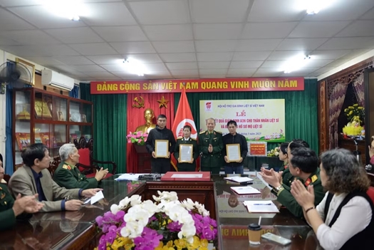 Theo dấu chân người nằm xuống
