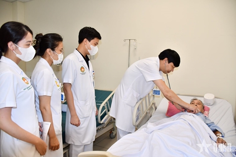 Cống hiến thầm lặng trên hành trình y đức: Bài 1: Tận tụy với từng nhịp thở của người bệnh