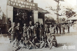 Biểu diễn văn nghệ ở Trường Sơn