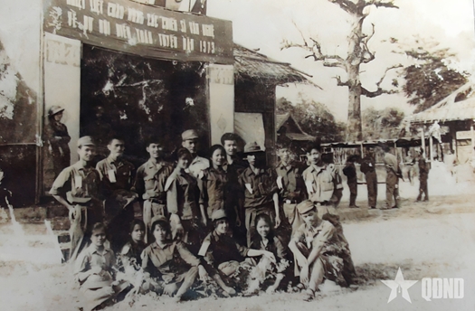 Biểu diễn văn nghệ ở Trường Sơn