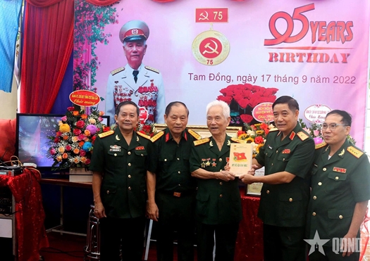 Trọn đời đi theo con đường cách mạng