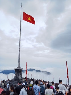 Nghiêm trang con đứng dưới cờ