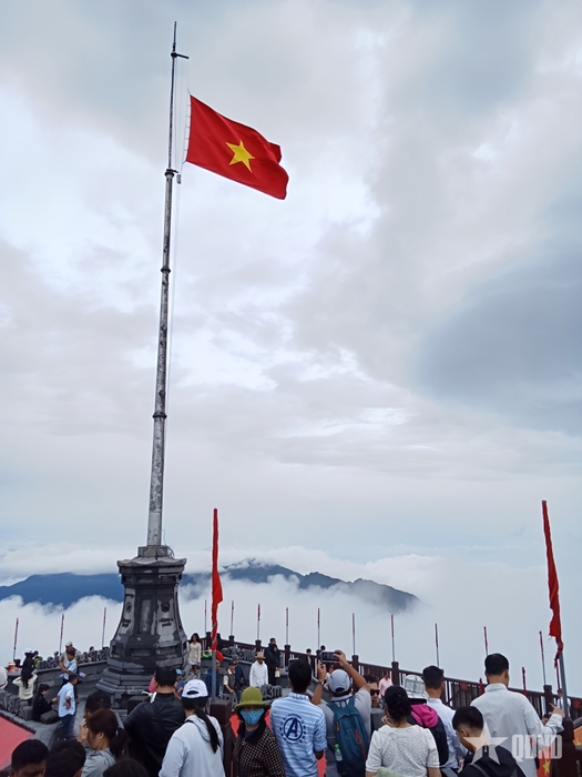 Nghiêm trang con đứng dưới cờ