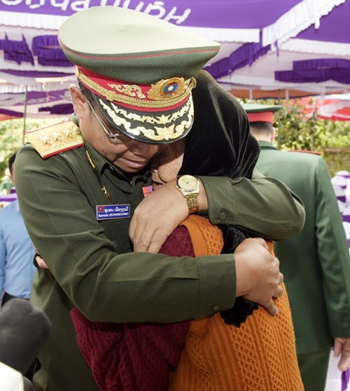 老挝将军团圆时刻的幸福